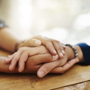 2 personnes qui se tiennent pas la main